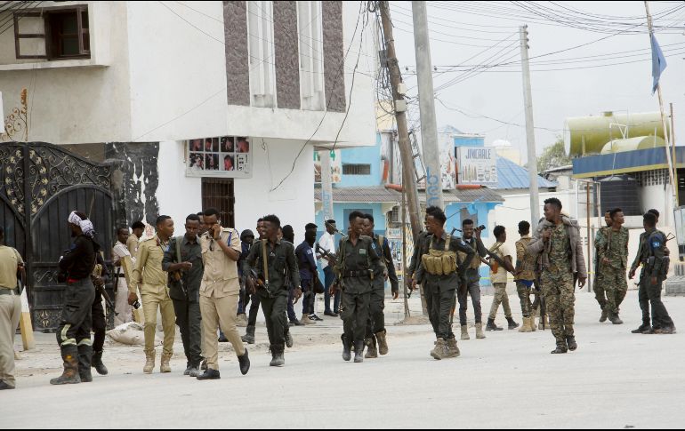 La Policía y el Ejército resguardan la zona del ataque. AP/F. Warsameh