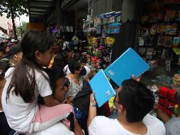 Padres de familia tuvieron que comprar los útiles escolares debido a que los productos regalados por el Gobierno de Jalisco no son de la mejor calidad, afirmaron. SUN / C. Mejía