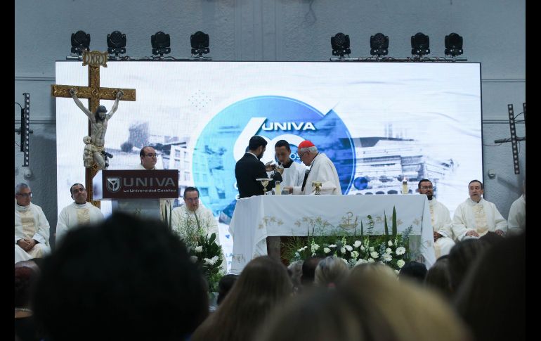 El arzobispo de Guadalajara, José Francisco Robles Ortega, preside la celebración eucarística por el 60 aniversario de la UNIVA. EL INFORMADOR/A. Navarro