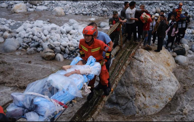Rescatistas trasladan a sobrevivientes en el poblado de Moxi del distrito de Luding, en la provincia de Sichuan, en el suroeste de China. XINHUA/C. Xueli