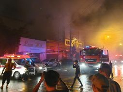 Las fotos mostraban columnas de humo saliendo del bar mientras bomberos con grúas intentaban extinguir el fuego. EFE/VIETNAM NEWS AGENCY
