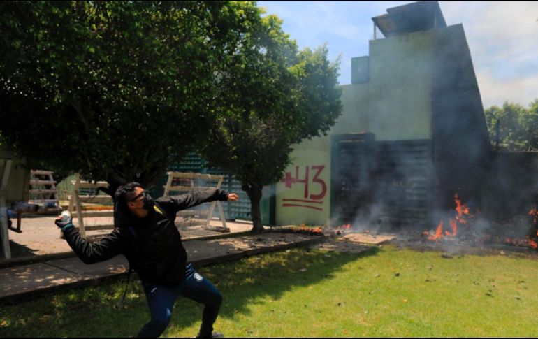 Estudiantes normalistas vandalizaron la entrada a un cuartel militar durante protestas para exigir justicia por los 43 desaparecidos de Ayotzinapa. EFE/J. de la Cruz
