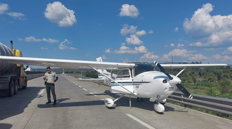 Una aeronave marca Cessna 182 aterrizó de emergencia en el Macrolibramiento Sur. ESPECIAL
