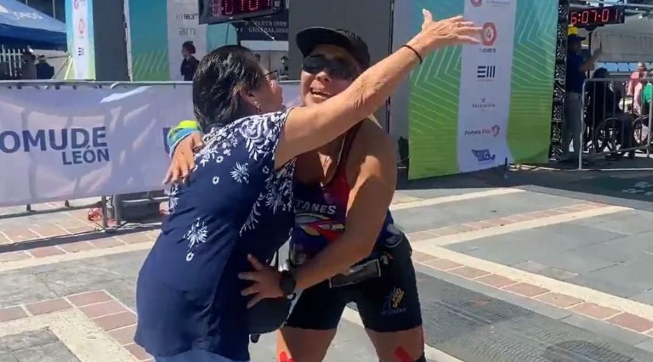 Carolina fue la última competidora en llegar a la meta, y lo hizo con todo el cariño de su mamá. ESPECIAL/CAPTURA DE VIDEO