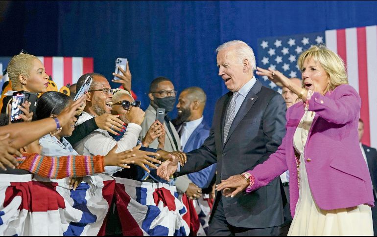 El presidente y su esposa ayer en Maryland, impulsando el voto demócrata a unas horas de las elecciones. AP