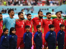 Los futbolistas de Irán se formaron para entonar su himno, pero al momento que inició, estos decidieron guardar silencio. EFE / N. Hall