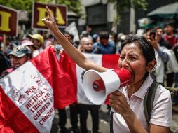 Manifestantes, simpatizantes del presidente de Perú Pedro Castillo, celebran la noticia del cierre del Congreso, hoy en Lima. EFE/A. Mejía