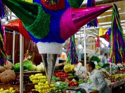 La tradición de romper la piñata llegó a México en el siglo XVI cuando los frailes agustinos recibieron la autorización del Papa Sixto V para celebrar las 
