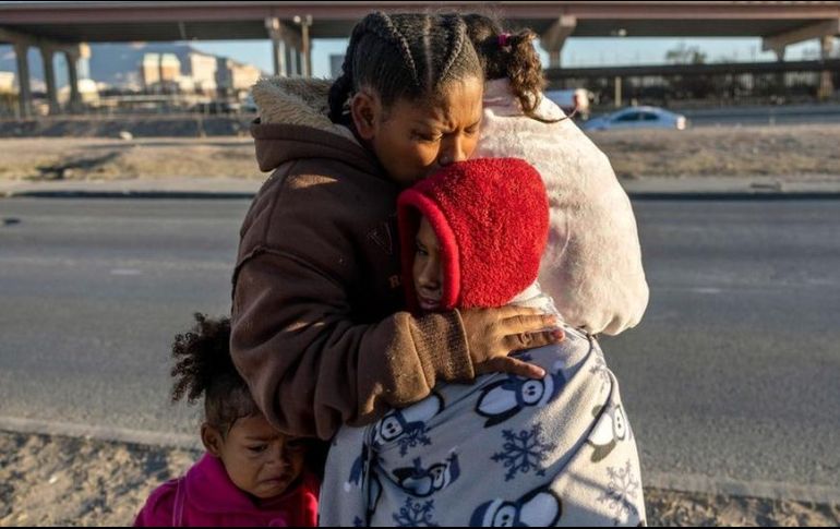 Las autoridades municipales de El Paso aseguran que la ciudad está al borde del colapso. La migrante venezolana Yaneisi abraza a sus tres hijos en Ciudad Juárez, México, después del despliegue de la Guardia Nacional de Texas al otro lado del río Bravo, en El Paso, Texas, Estados Unidos, el 20 de diciembre de 2022. GETTY IMAGES
