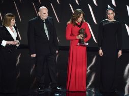 La familia del director Carlos Saura recogió el Goya de honor que se le había atribuido de manos de la actriz Carmen Maura. AFP