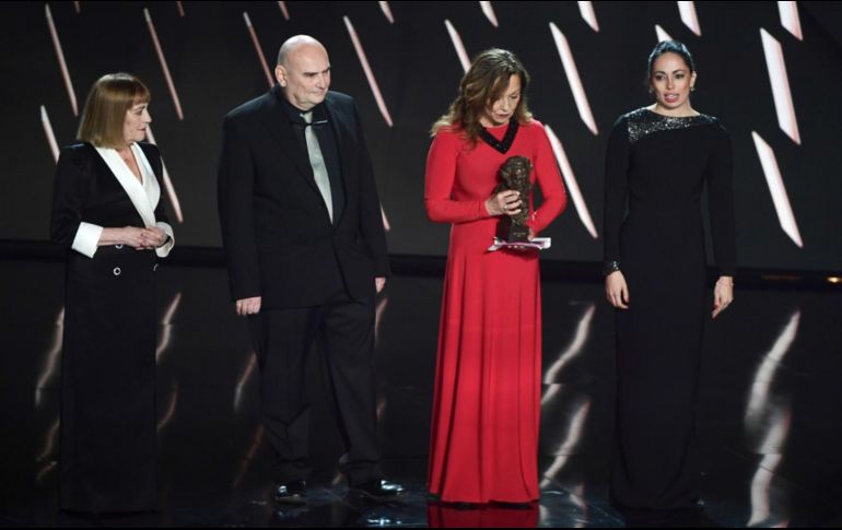 La familia del director Carlos Saura recogió el Goya de honor que se le había atribuido de manos de la actriz Carmen Maura. AFP