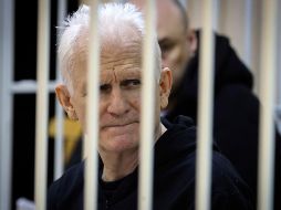 Durante el juicio Bialiatski, de 60 años, y sus colaboradores, estuvieron encerrados en un espacio protegido con rejas dentro de la sala del tribunal. AP/ARCHIVO