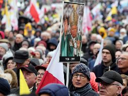 Los manifestantes oraron antes de marchar detrás de objetos religiosos en la capital, Varsovia. AP/C. Sokolowski