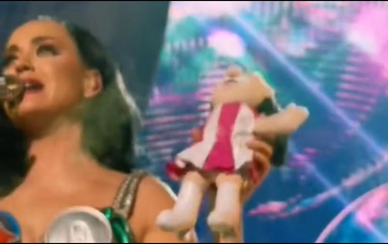 Por medio de TikTok, se viralizó la reacción que tuvo Katy Perry cuando un fan le obsequió un Dr Simi. ESPECIAL