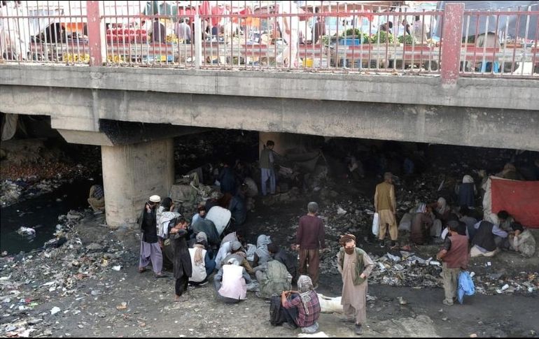 Cientos de consumidores de heroína se reúnen en condiciones miserables bajo el puente de Pul-e-Sukhta, en Kabul. GETTY IMAGES