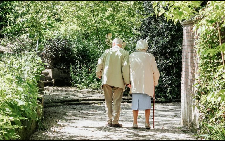Uno de cada siete adultos mayores de EU requerirá atención por más de cinco años, según el informe. ESPECIAL/UNSPLASH