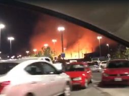 El incendio se registró este domingo frente a un centro comercial en Tlajomulco de Zúñiga. ESPECIAL