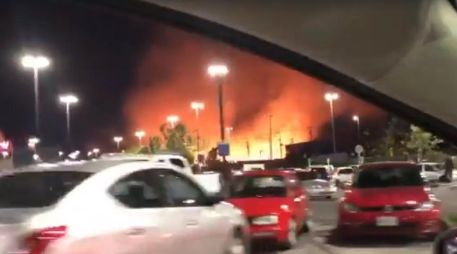 El incendio se registró este domingo frente a un centro comercial en Tlajomulco de Zúñiga. ESPECIAL