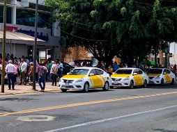 Los taxistas se estacionan afuera de las oficinas del Consulado de Estados Unidos y estorban el flujo vehicular en Avenida Unión. EL INFORMADOR/ ARTURO NAVARRO
