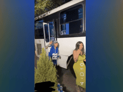 Fue una usuaria de redes sociales quien compartió el video, en el que se ve a Karely Ruiz y Santa Fe Klan bajar de un camión. FACEBOOK / Arantxa RS