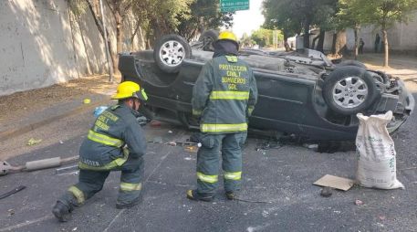El accidente ocurrió en la avenida Lázaro Cárdenas. ESPECIAL/Bomberos GDL
