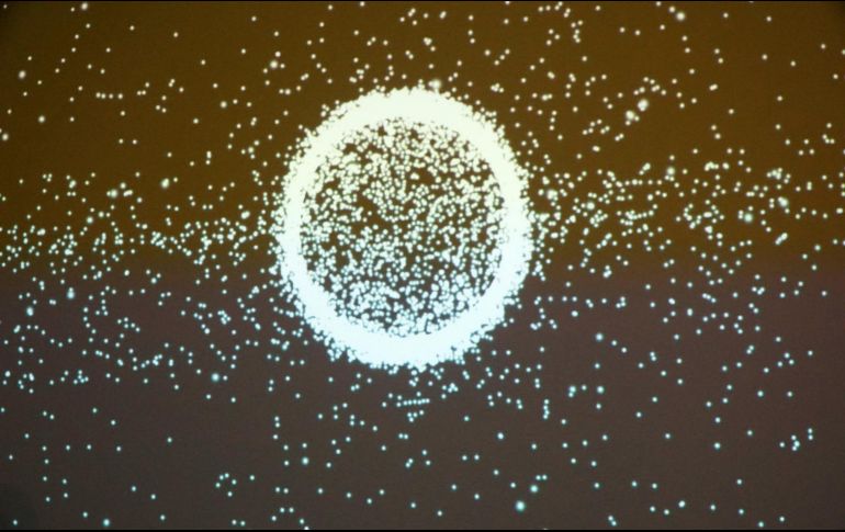 Vista de desechos espaciales que flotan alrededor del globo, a través de un láser que emite luz led. EFE/Archivo
