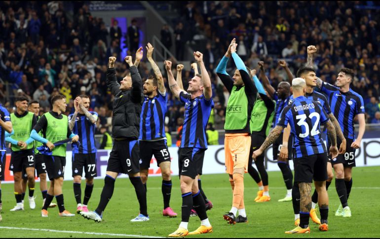 Tras el silbatazo final, los jugadores y el cuerpo técnico de Inter festejó con los aficionados. EFE/Mateo Bazzi