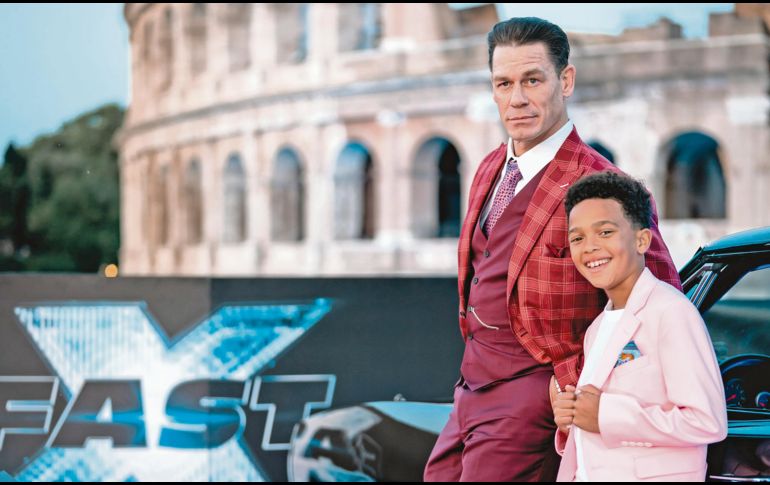 John Cena posa junto al actor infantil Leo Abelo Perry, quien da vida a “Little B”. CORTESÍA