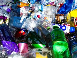 Cerca de 13 millones de toneladas de residuos plásticos terminan en los océanos cada año, según un informe de Greenpeace del 2020. ESPECIAL/Unsplash