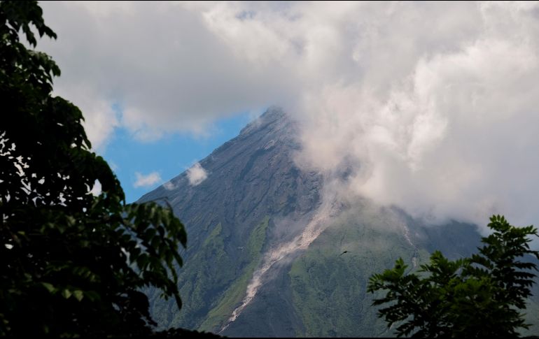 Además del Mayón (fotos), las autoridades vigilan de cerca el volcán Taal, al sur de Manila, y el monte Kanlaón, en la isla de Negros, tras nuevos indicios de actividad.