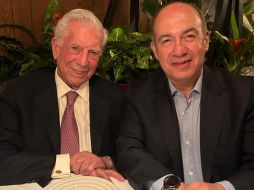 La fotografía de Felipe Calderón con Vargas Llosa generó toda clase de comentarios en redes. TWITTER/@FelipeCalderon