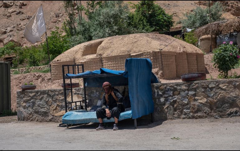 Un combatiente talibán vigila un puesto de control en la entrada de Bamiyán, Afganistán. AP/R. Abd