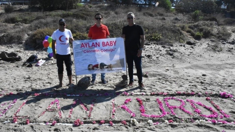 El bebé sirio Alan Kurdi es conmemorado en una playa en Turquía, tal vez el único refugiado al que se recuerda por nombre.GETTY IMAGES