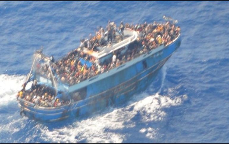 La Guardia Costera de Grecia tomó esta imagen poco antes de que el barco naufragara. Hay críticas de que la cobertura y el interés público fueron menores que en la tragedia del Titán. GUARDIA COSTERA DE GRECIA