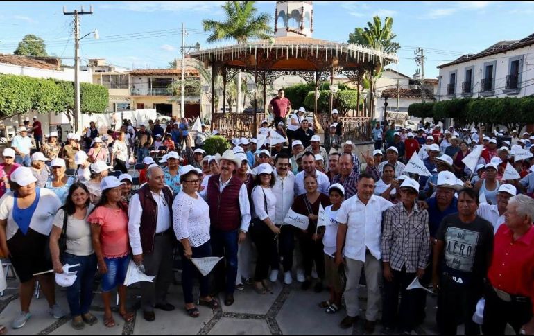 Carlos Lomelí en su visita a Tomatlán con simpatizantes de Morena. ESPECIAL