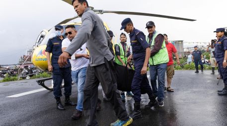 Los cuerpos sin vida de los cinco turistas de México, así como el del piloto nepalí que estaba a los mandos del helicóptero y que también falleció en el siniestro, fueron trasladados ayer a la capital nepalí. EFE / N. Shrestha