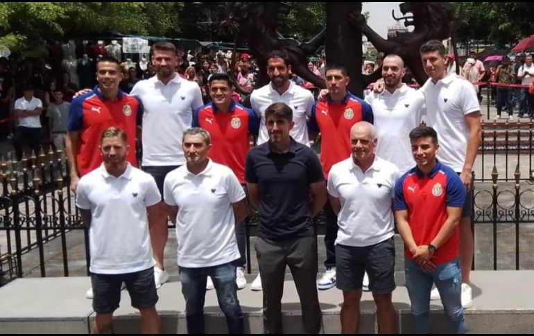 Chivas y el Athletic de Bilbao se tomaron una fotografía especial en el Escudo de Armas. ESPECIAL