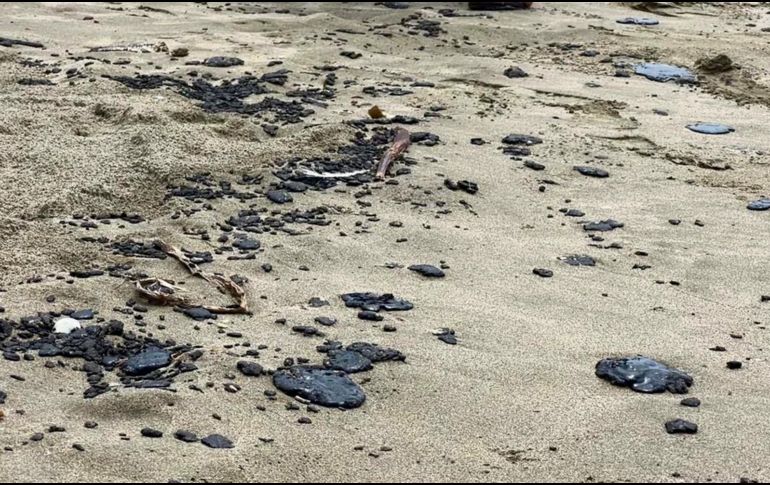 La playa de la Villa Sánchez Magallanes se encuentra llena de residuos de hidrocarburo, conocido como chapopote. ESPECIAL
