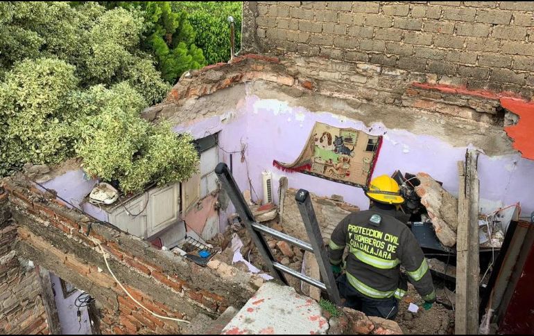 Según los informes de rescatistas, se presume que la bóveda de 4 x 5 metros cayó por la humedad mientras dos habitantes dormían en su interior. ESPECIAL / Bomberos de Guadalajara