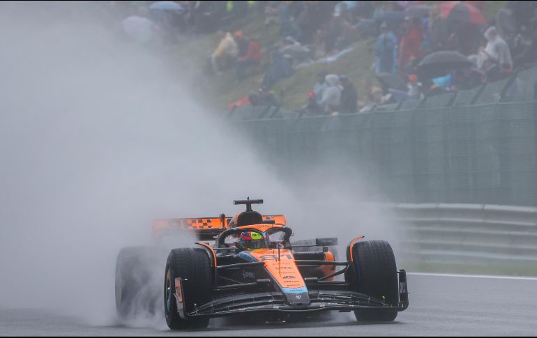 Oscar Piastri de McLaren sorprendió y se llevó el segundo puesto, sumando siete puntos en el campeonato mundial de pilotos. EFE / O. Mathys