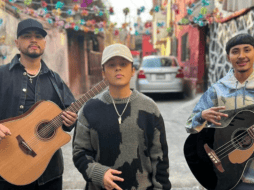 En una entrevista realizada con Pepe Garza se ve a la agrupación probar distintos antojitos mexicanos. ESPECIAL/Instagram @yahritzaysuesencia