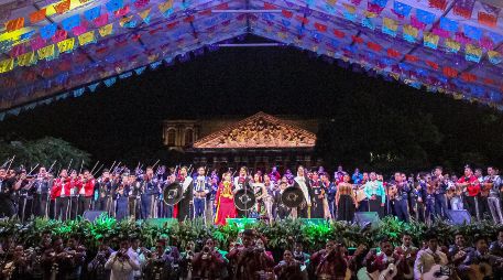 Ante unas mil 700 personas, 200 mariachis nacionales y de otros países ofrecieron un concierto en Plaza de la Liberación como parte del Encuentro Internacional del Mariachi y la Charrería. EL INFORMADOR/H. Figueroa