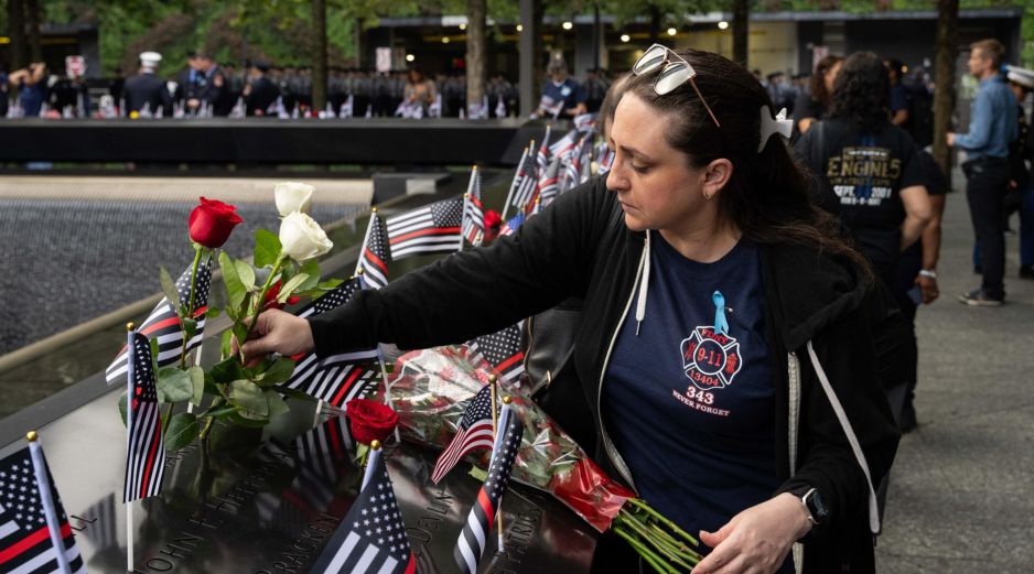 Cada 11 de septiembre, los dos fosos que sustituyen a las torres gemelas y en los que están inscritos los nombres de los muertos en el atentado, se llenan de banderitas de Estados Unidos y rosas. EFE / A. Gray