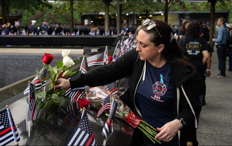 Cada 11 de septiembre, los dos fosos que sustituyen a las torres gemelas y en los que están inscritos los nombres de los muertos en el atentado, se llenan de banderitas de Estados Unidos y rosas. EFE / A. Gray