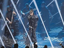 El cantante se presentó en el escenario de los MTV Video Music Awards celebrados ayer. AFP