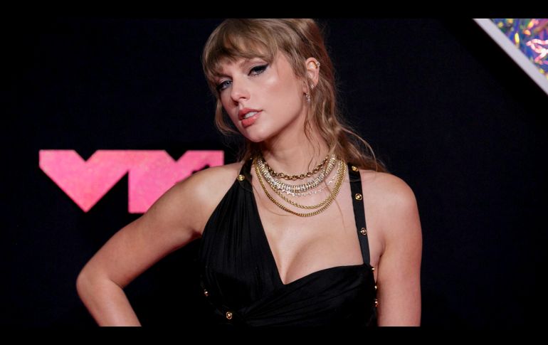 En la pasada entrega de los MTV VMAs, Taylor Swift lució un vestido Versace que los fans han interpretado como un guiño al álbum de 2017, 