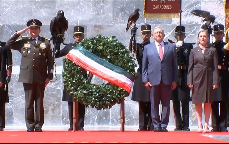 El Presidente López Obrador, su esposa Beatriz Gutiérrez Müller y militares cantan al unísono el Himno nacional mexicano. ESPECIAL / Captura de pantalla