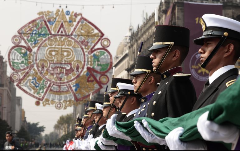 Integrantes de las Fuerzas Armadas mexicanas participan en el desfile en Ciudad de México. EFE / J. Méndez