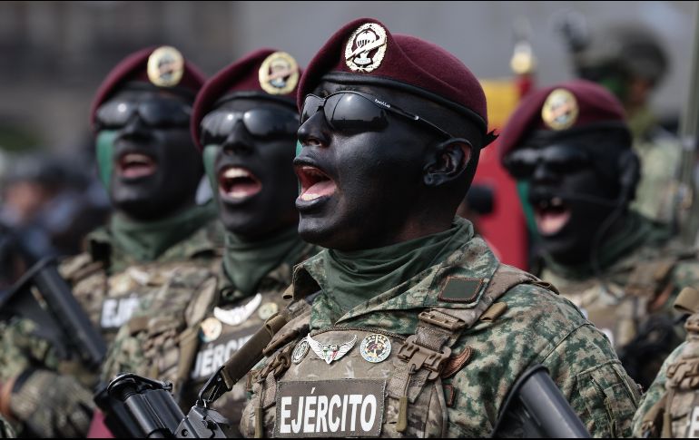 Integrantes de las Fuerzas Armadas mexicanas participan en el desfile en Ciudad de México. EFE / J. Méndez