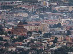 Una vista general muestra la Catedral de la Santa Madre de Dios entre los edificios de Stepanakert, vista desde Shusha, en la región controlada de Nagorno-Karabaj en Azerbaiyán. AFP / E. Dunand